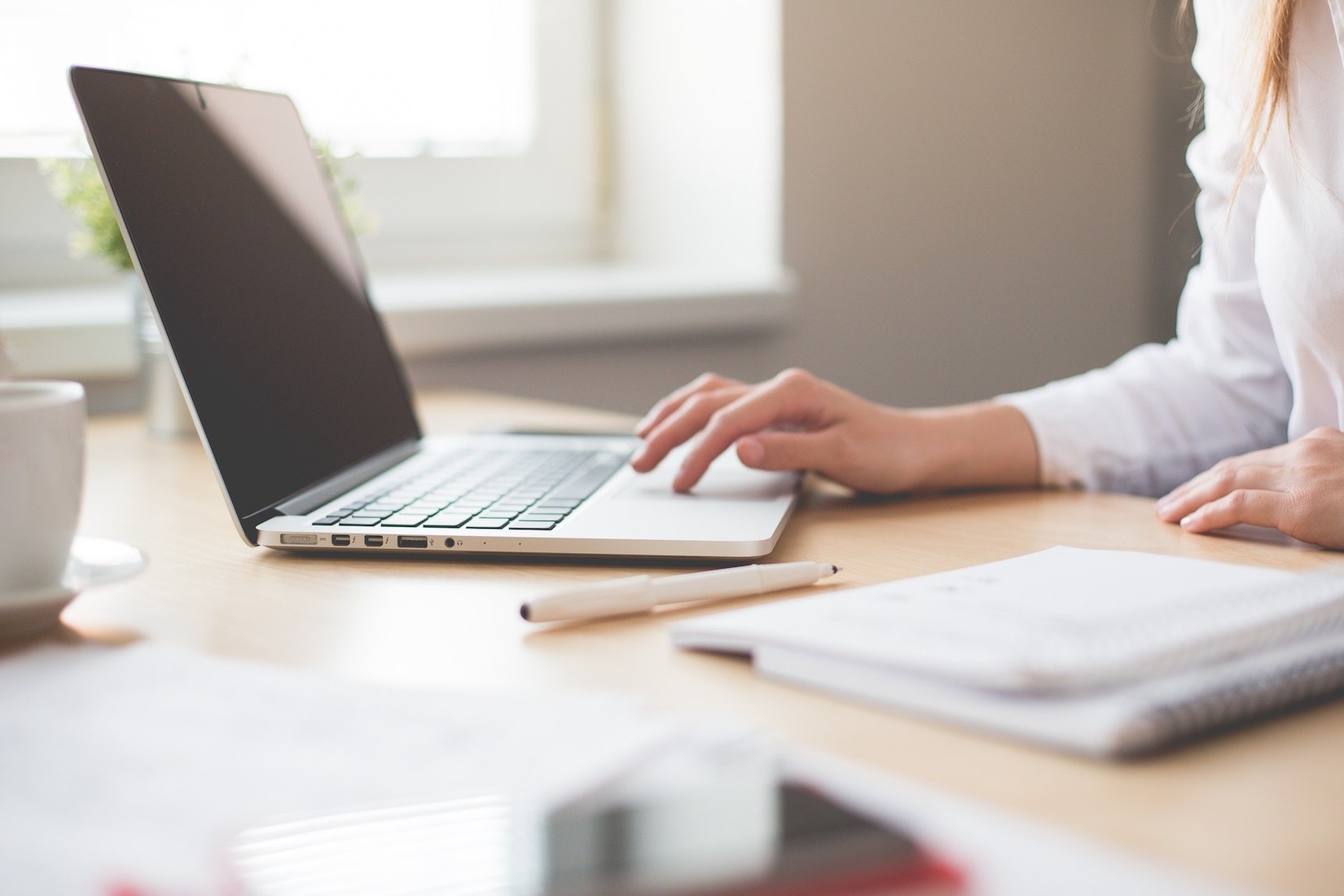 Laptop-Frauenhand _pexels